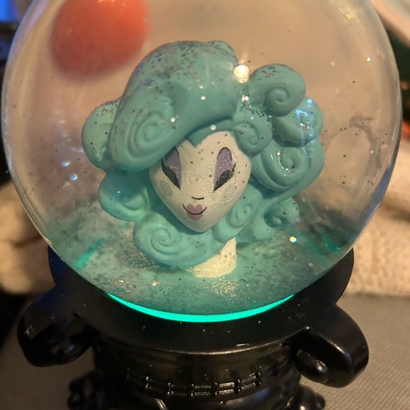 DISNEY HAUNTED MANDION CRYSTAL BALL HEAD SNOW GLOBE LIGHTS - Picture 3 of 6